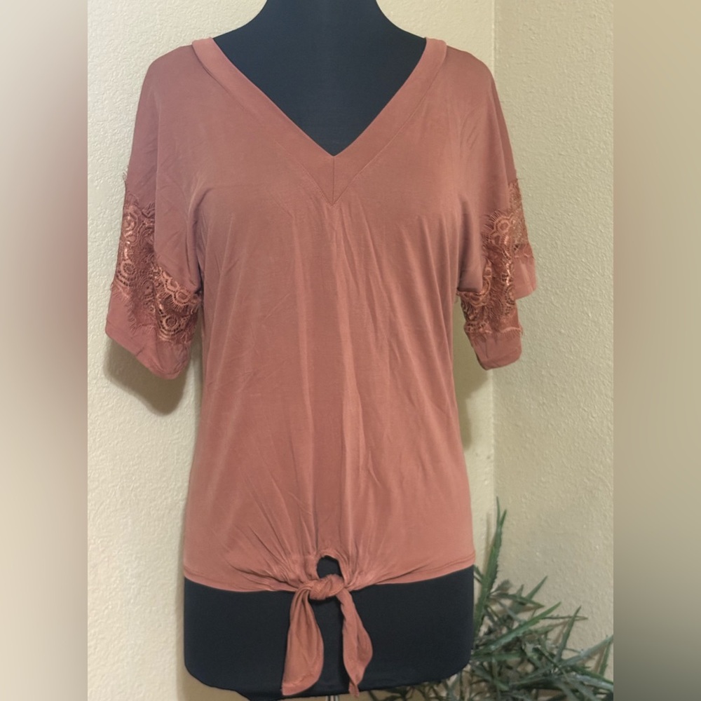 Daytrip XS Women's Lace Sleeve Tie-Front Top - Rust
